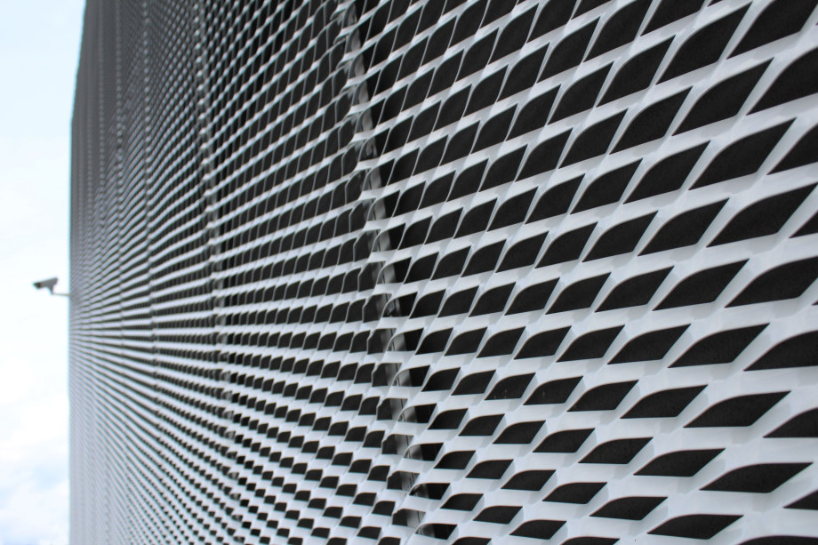 Galerie fasáda z hliníkového tahokovu - perfolinea.cz