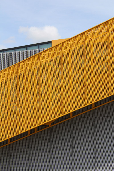 Detail fasády z hliníkového tahokovu - perfolinea.cz