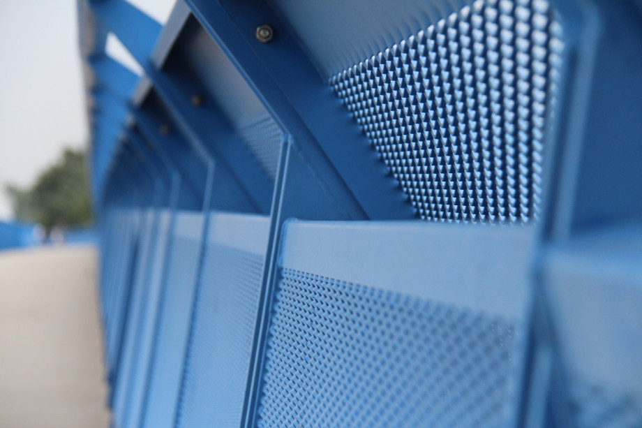 Pohled na výplne zábradlí z ocelového tahokovu s okraji - perfolinea.cz