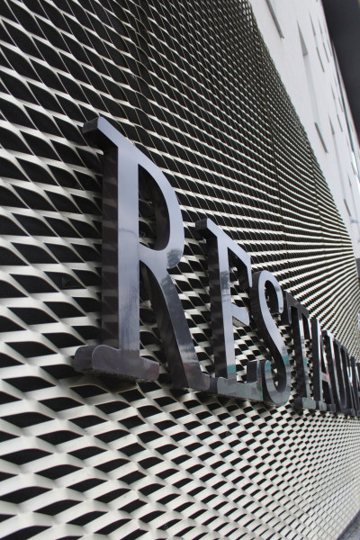 Galerie Hotel Ibis fasáda z hliníkového tahokovu - perfolinea.cz