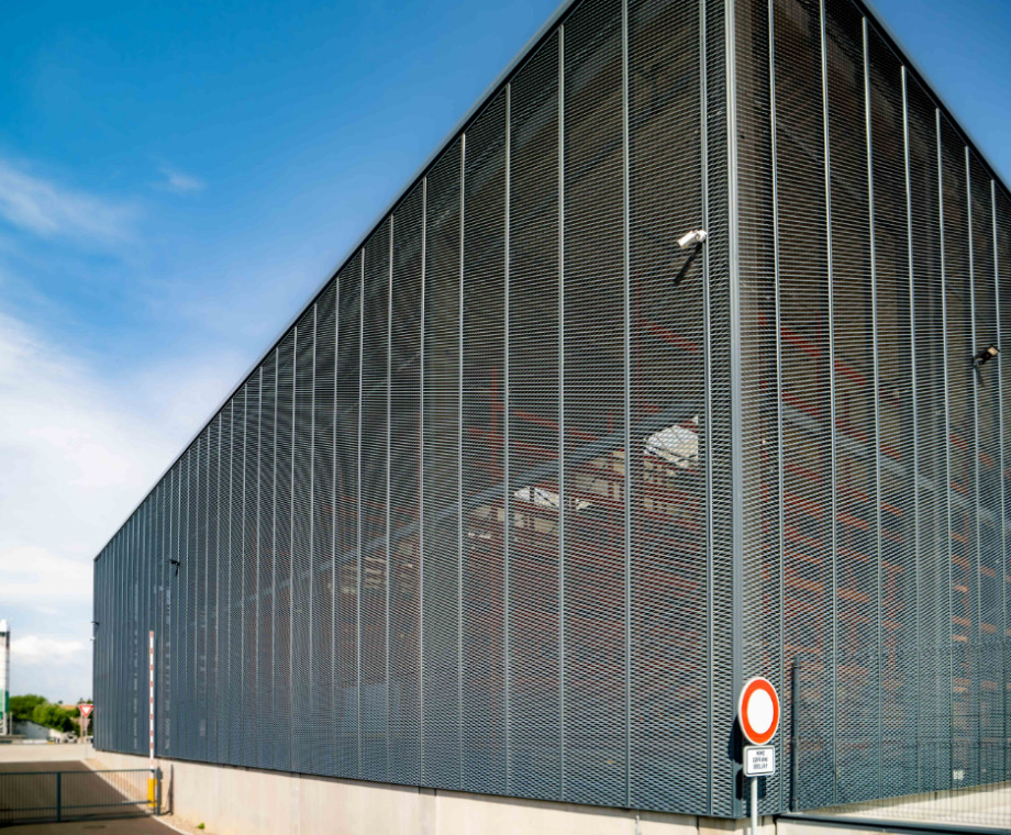 Fassadenplatten des Lagergebäudes. 