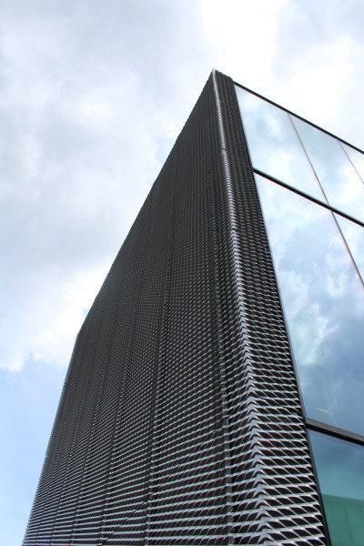 Fasáda z hliníkového tahokovu - perfolinea.cz