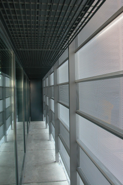 Fasáda z děrovaného hliníkového plechu - perfolinea.cz