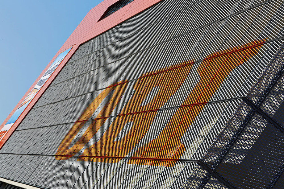 Foto opláštění centra hliníkovým tahokovem - perfolinea.cz