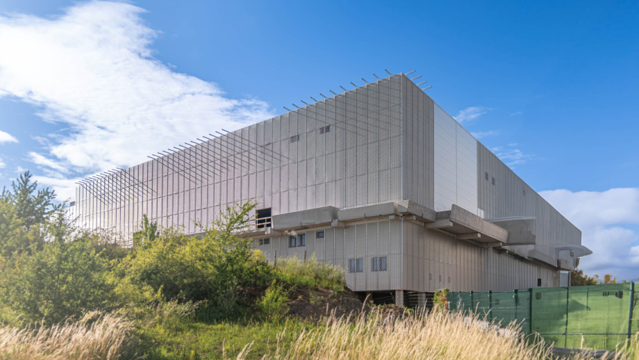 Verkleidung der Sporthalle JEREMI