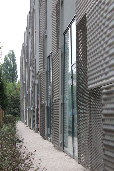 Foto fasády z hliníkového tahokovu, oko kosočtvercové - perfolinea.cz