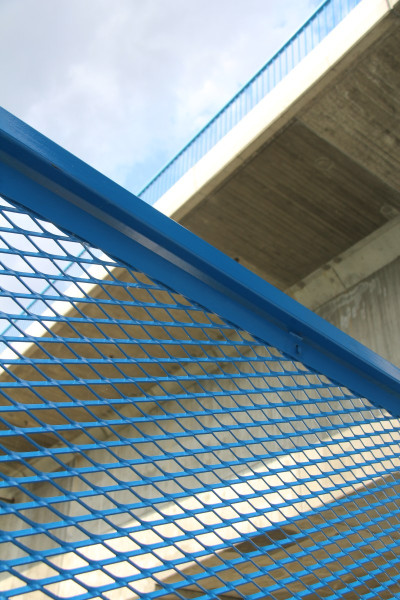 Spodní pohled na zábradlí z ocelového tahokovu - perfolinea.cz