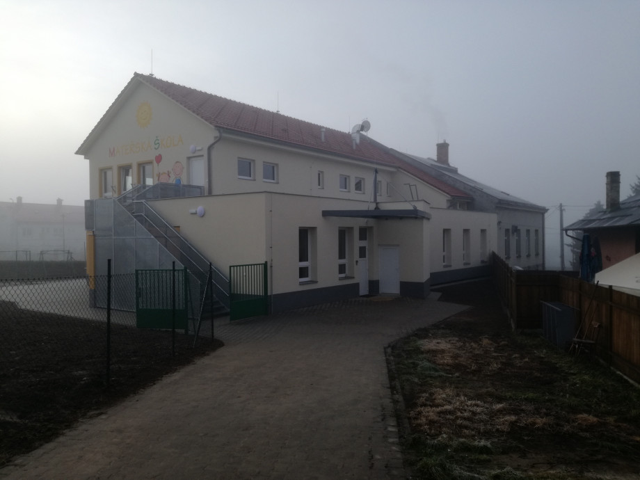 MŠ Prusinovice - schodiště - perfolinea.cz