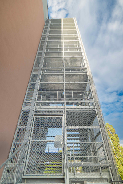 Treppe und Verkleidung des Treppenhauses des Gebäudes