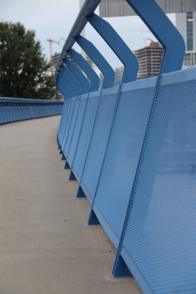 Výplň zábradlí z ocelového tahokovu s okraji - perfolinea.cz