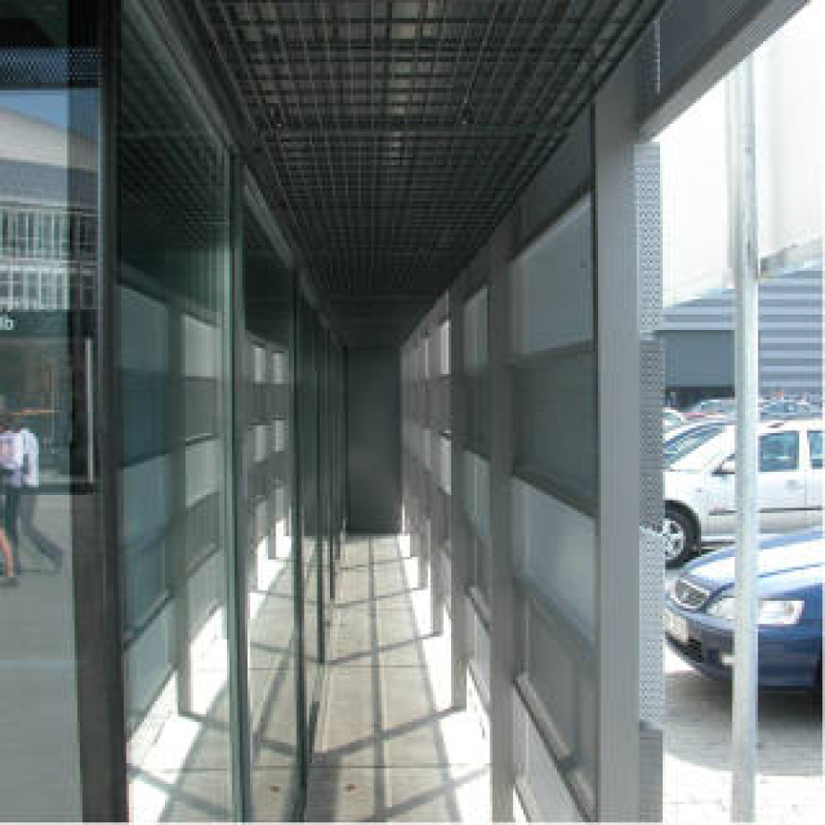 Detail fasády z hliníkového plechu - perfolinea.cz