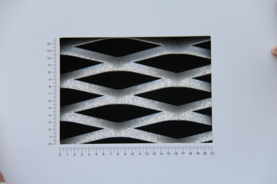 Nákupní centrum Černý Most detail fasády z tahokovu - perfolinea.cz