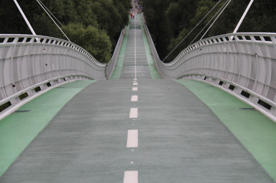 Pohled na zábradlí z ocelového zinkovaného tahokovu - perfolinea.cz