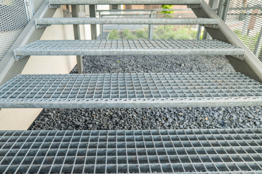 Treppe aus Gitterrosten und Geländer aus Streckmetall