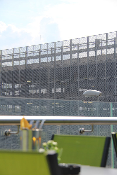 Nákupní centrum Černý Most fasáda z tahokovu - perfolinea.cz