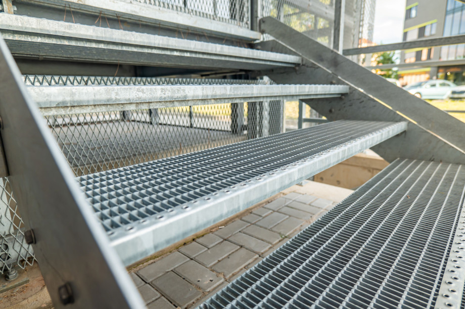 Treppe und Verkleidung des Treppenhauses des Gebäudes