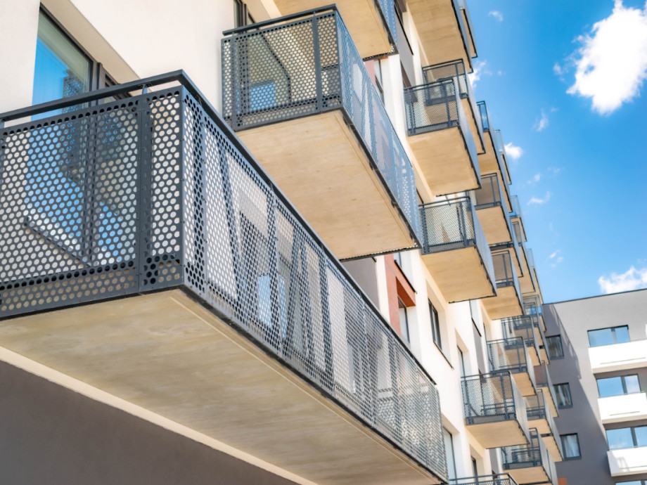 Füllungen von Balkonen eines Mehrfamilienhauses