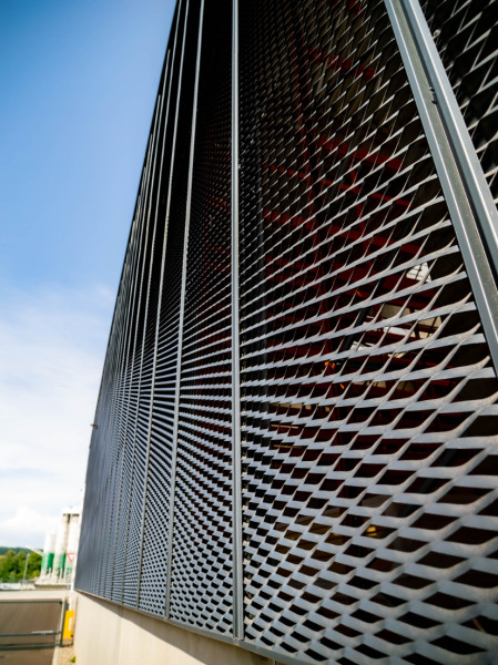 Fassadenplatten des Lagergebäudes. 