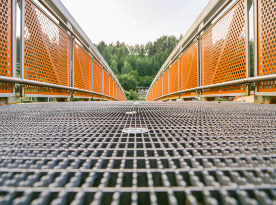 Fußgängerbrücke aus Lochblech