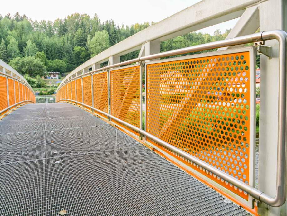 Fußgängerbrücke aus Lochblech
