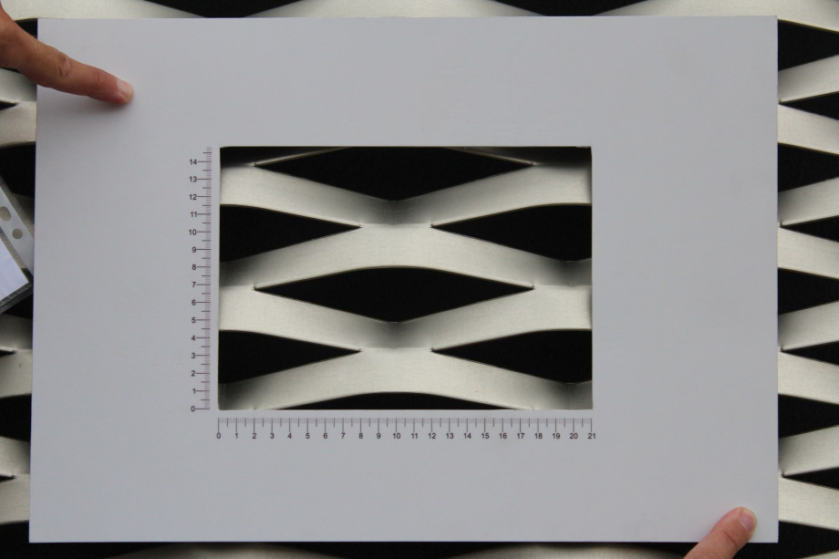 Detail Hotel Ibis fasáda z hliníkového tahokovu - perfolinea.cz