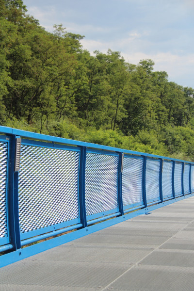 Závěsná lávka přes Vltavu zábradlí z ocelového tahokovu - perfolinea.cz