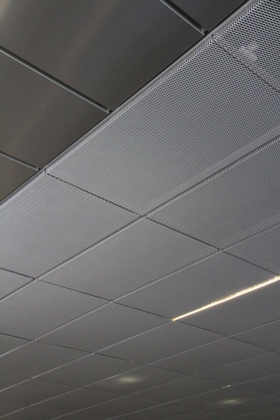 Detail podhledové kazety z hliníkového tahokovu - perfolinea.cz