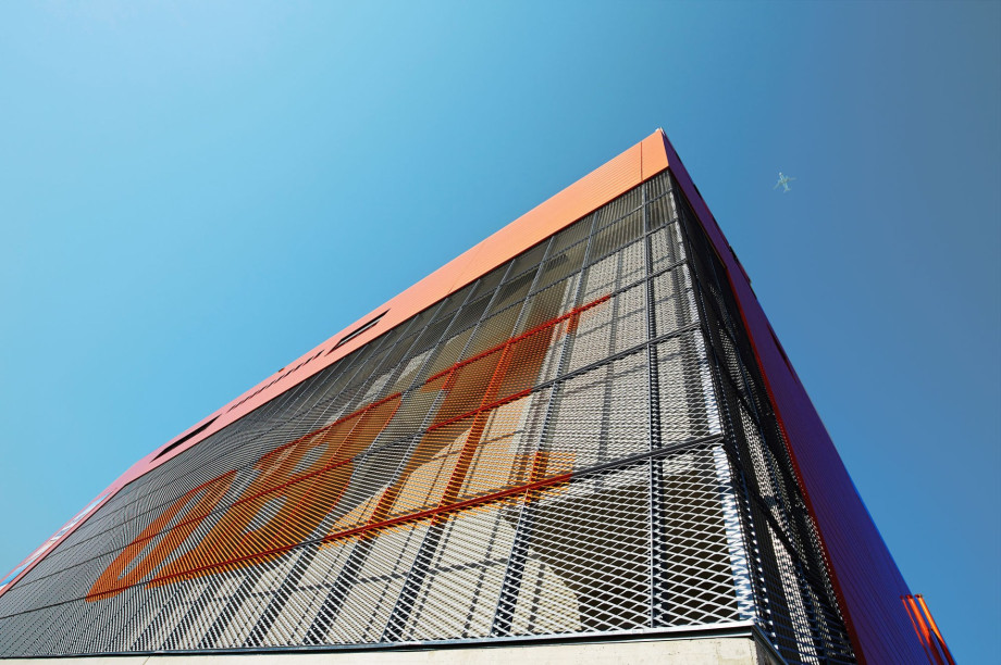 Opláštění nákupního centra hliníkovým tahokovem - perfolinea.cz