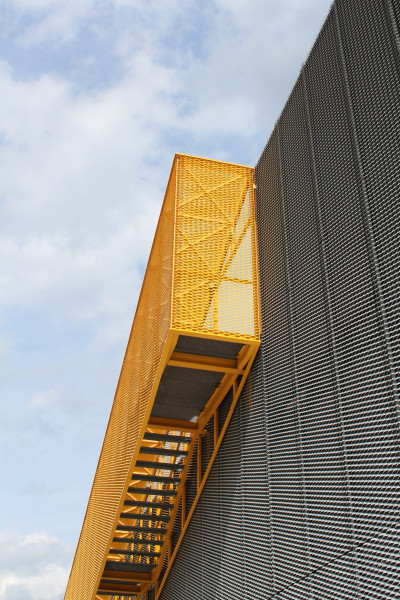 Fasáda z hliníkového tahokovu, oko kosočtvercové - perfolinea.cz