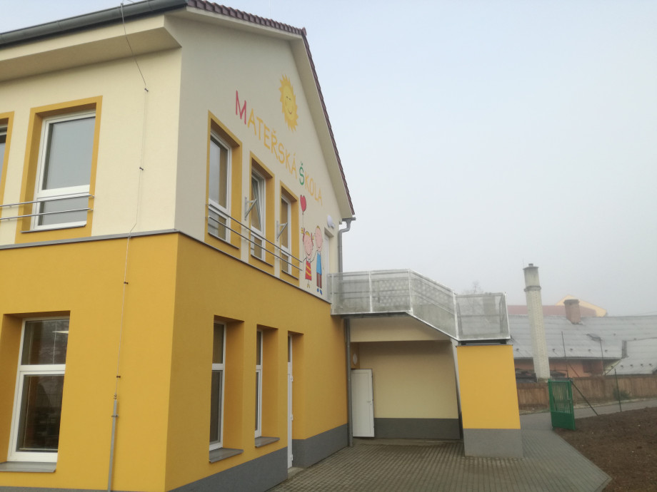 MŠ Prusinovice - schodiště - perfolinea.cz