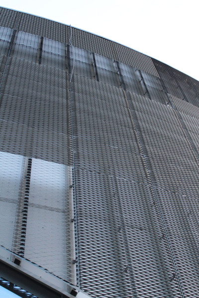 Opláštění stadionu ve Frýdku Místku hliníkový tahokov - perfolinea.cz