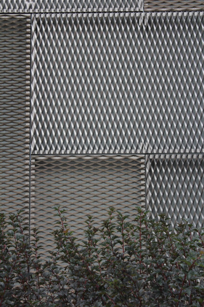 Boční stěna fasády z hliníkového tahokovu - perfolinea.cz