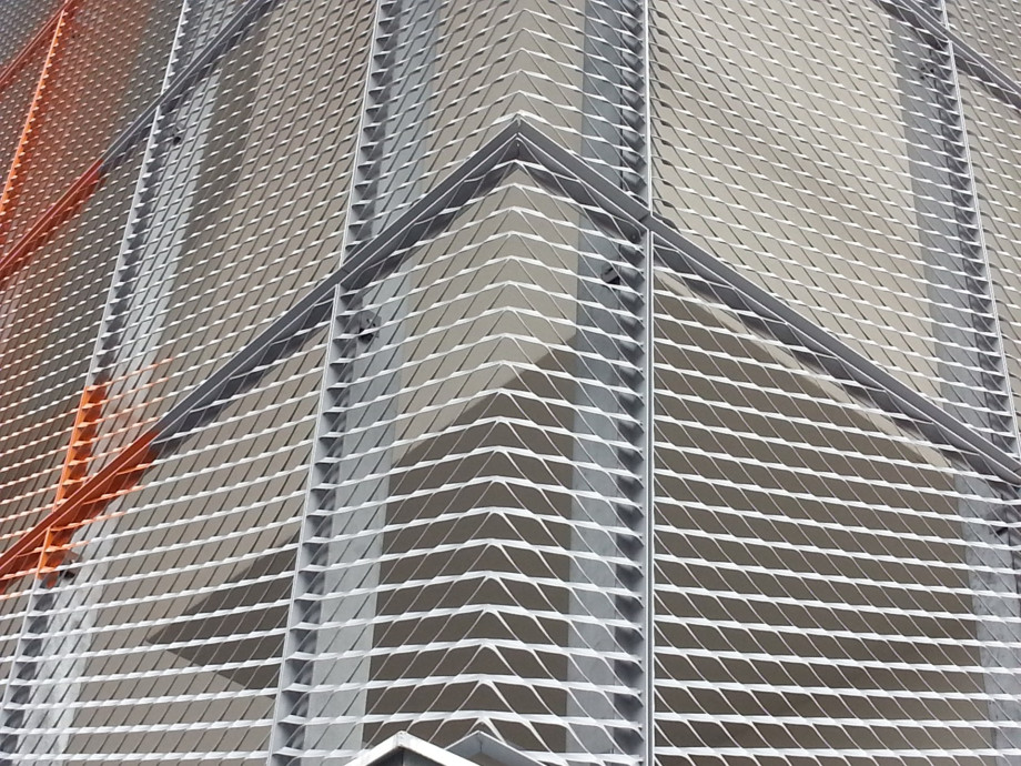 Šestihranné oko opláštění nákupního centra tahokovem - perfolinea.cz