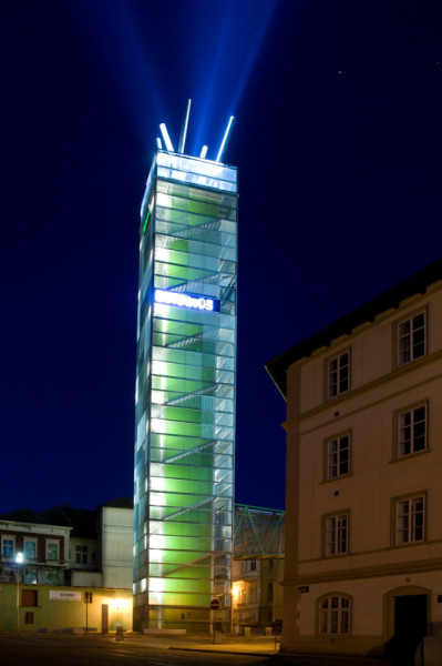 Chrám chmele a piva opláštěn kazetami v noci - perfolinea.cz