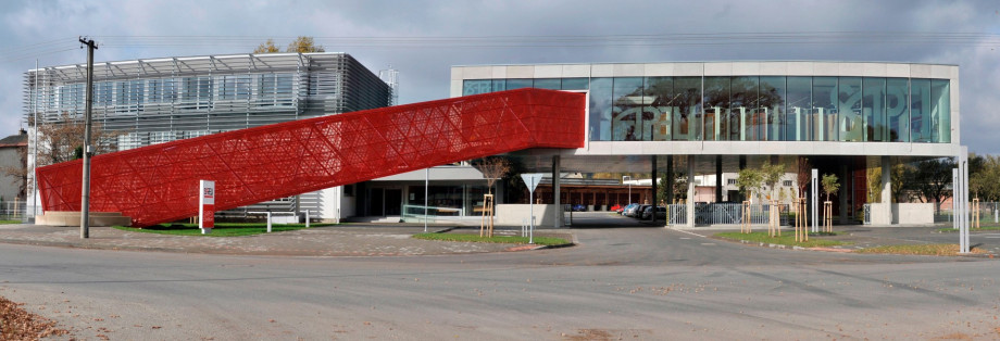 Fasáda z děrovaného ocelového plechu - perfolinea.cz