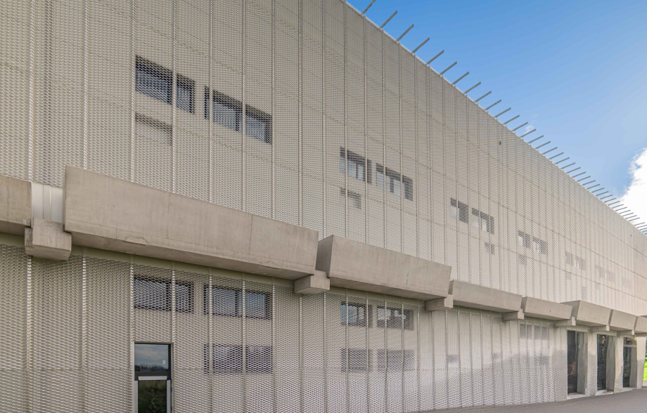 Verkleidung der Sporthalle JEREMI