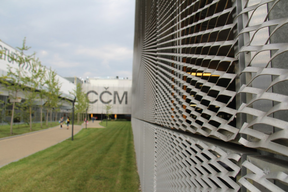 Nákupní centrum Černý Most galerie fasády z tahokovu - perfolinea.cz