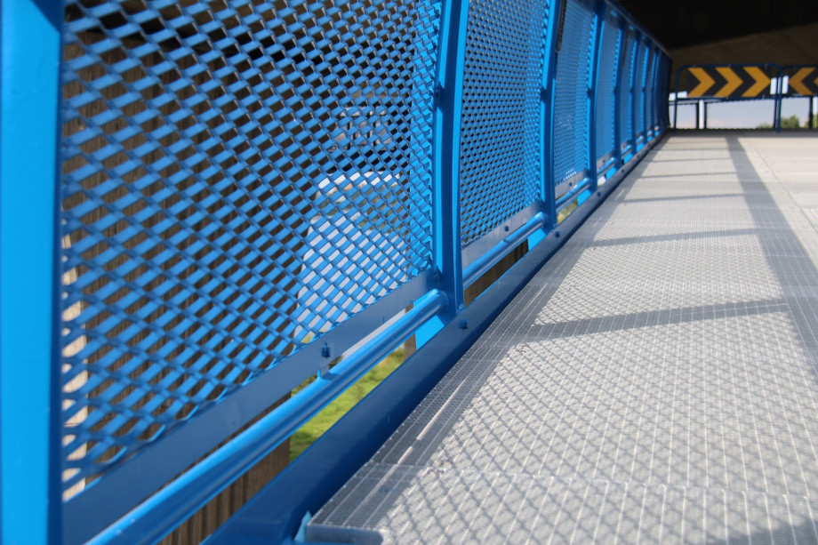 Pohled na zábradlí z ocelového tahokovu - perfolinea.cz