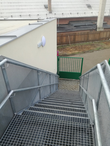 MŠ Prusinovice - schodiště - perfolinea.cz