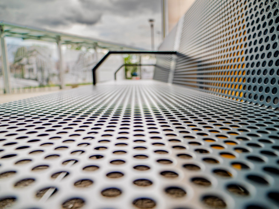 Bänke aus Lochblech