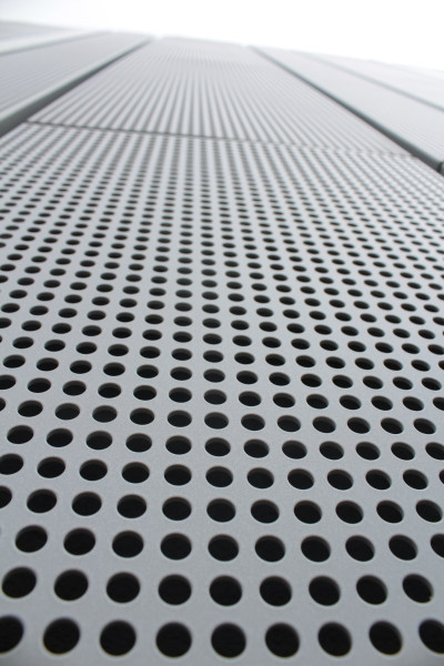 Fasádní kazety z hliníkového děrovaného plechu, lakované - perfolinea.cz