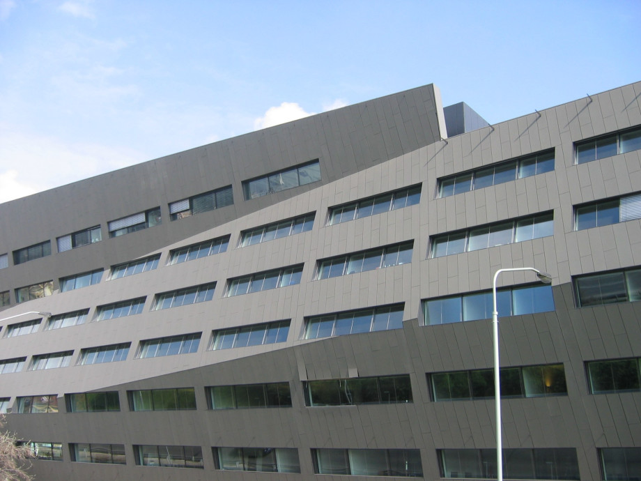 Fasáda z hliníkového děrovaného vrtaného plechu - perfolinea.cz