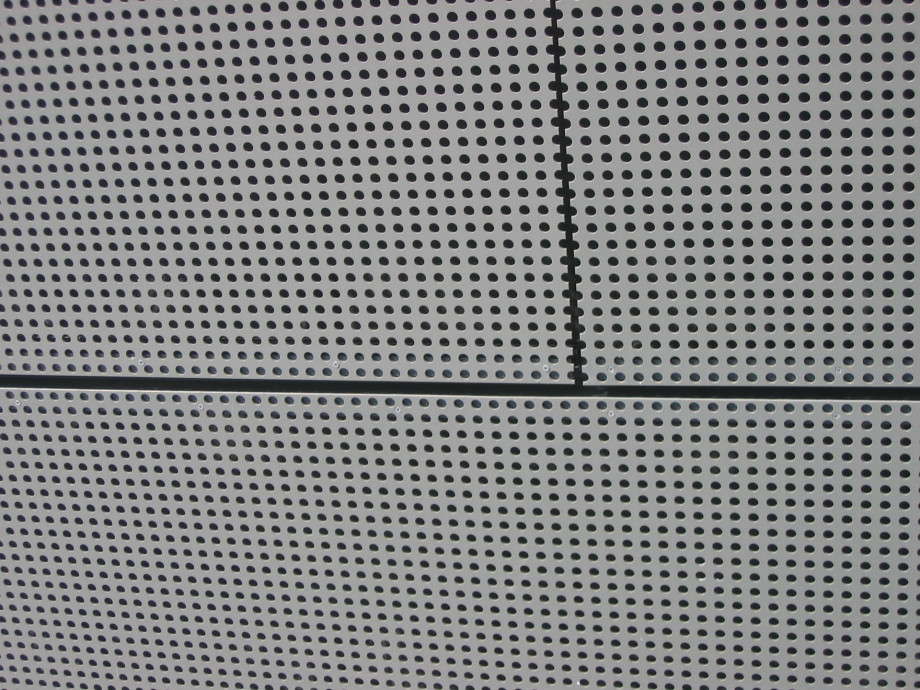 Detail fasády z hliníkového děrovaného vrtaného plechu - perfolinea.cz