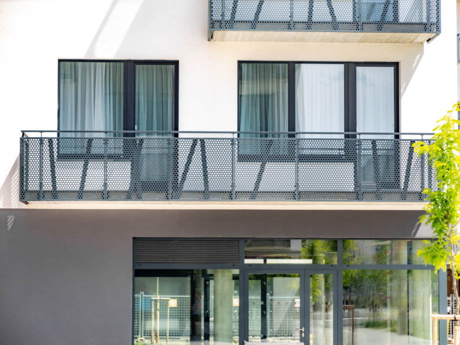 Füllungen von Balkonen eines Mehrfamilienhauses