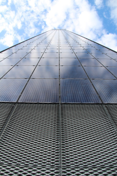 Pohled na AZ Tower v Brně fasáda z ocelového tahokovu - perfolinea.cz