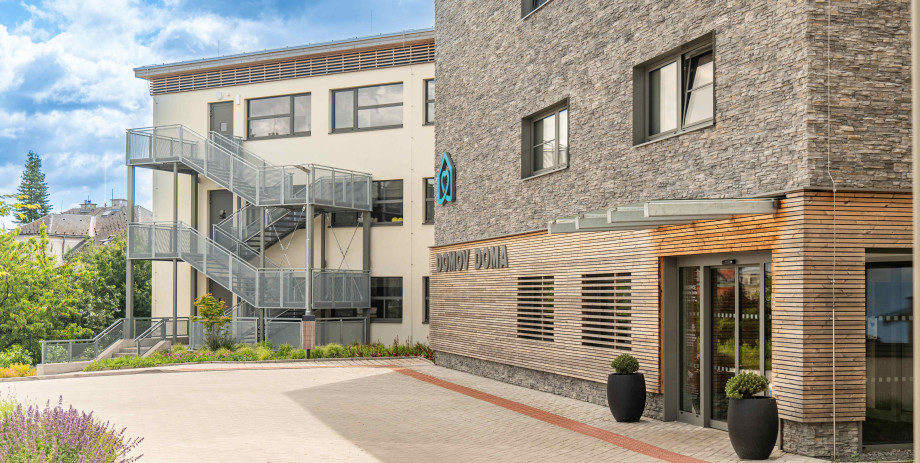 Treppe aus Gitterrosten und Geländer aus Streckmetall