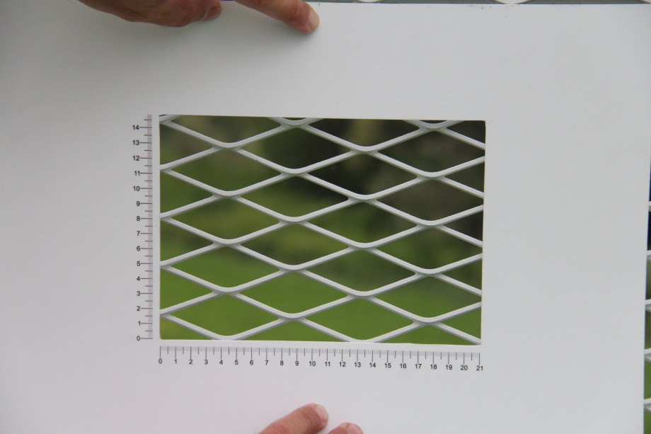 Detail zábradlí z ocelového žárově zinkovaného tahokovu - perfolinea.cz