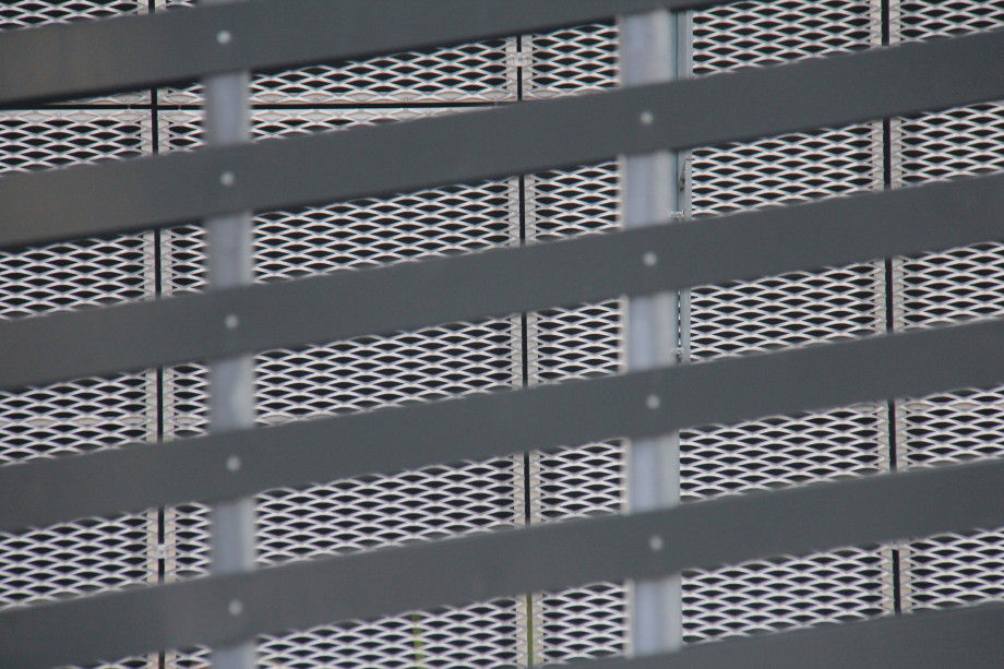 Nákupní centrum Černý Most foto fasády z tahokovu - perfolinea.cz