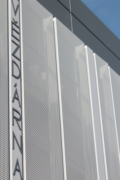 Fasádní kazety z hliníkového děrovaného plechu - perfolinea.cz