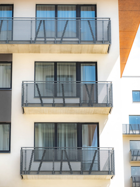 Füllungen von Balkonen eines Mehrfamilienhauses